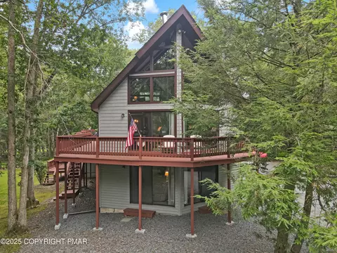 11 Carmen Gln, Albrightsville, PA 18210
