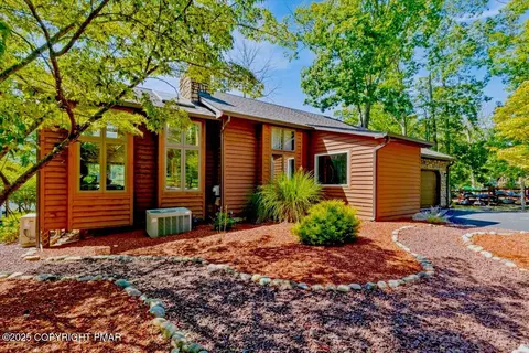 336 W Lake Valley Dr, Hazleton, PA 18202