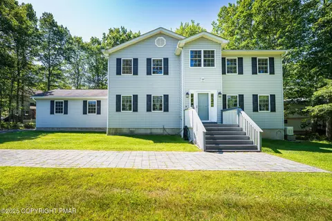 213 Gollum Ln, Tamiment, PA 18371