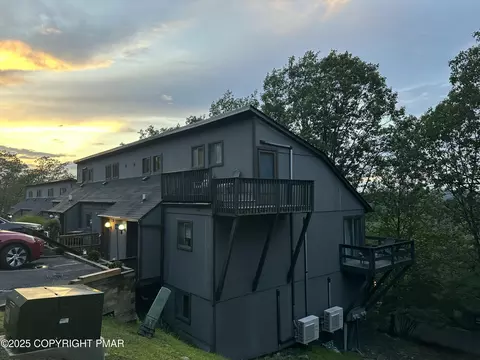 217 Cross Country Ln, Tannersville, PA 18372
