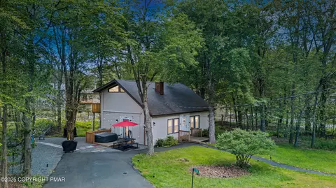 230 Greenbriar Cir, Tobyhanna, PA 18466