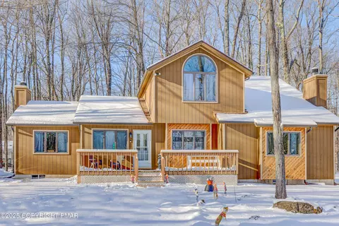 241 Wyalusing Dr, Pocono Lake, PA 18347