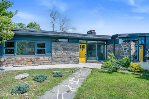 624 Westlake Dr, East Stroudsburg, PA 18302