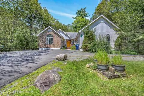 2202 Pine Valley Dr, Tobyhanna, PA 18466