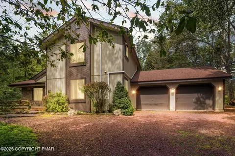5425 Woodland Ave, Pocono Pines, PA 18350
