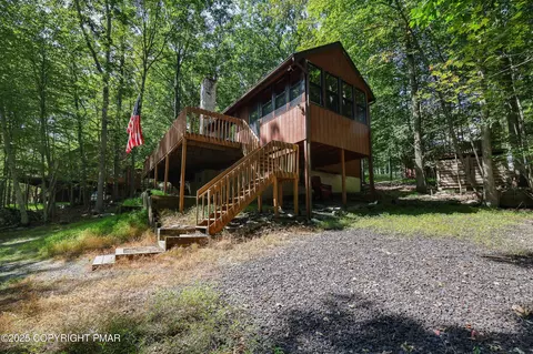 2128 Southport Dr, Bushkill, PA 18324