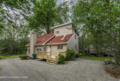 3084 Briarwood Dr, Tobyhanna, PA 18466