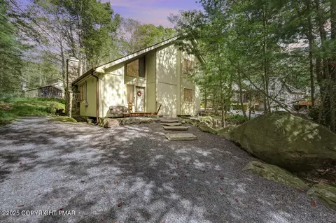 221 Little Pond Cir, Pocono Pines, PA 18350