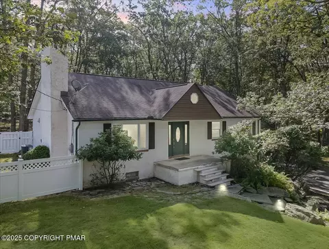 218 East Ct, Cresco, PA 18326