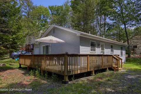 7942 Sleepy Hollow Dr, Tobyhanna, PA 18466