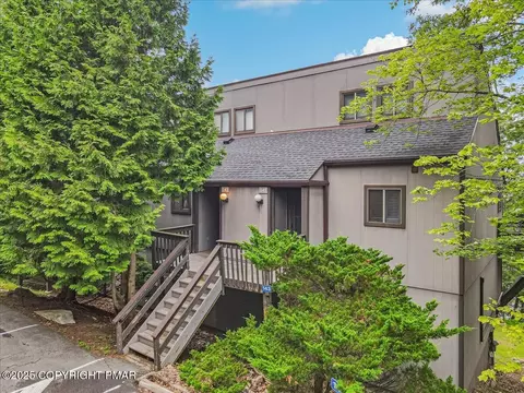 143 Cross Country Ln, Tannersville, PA 18372