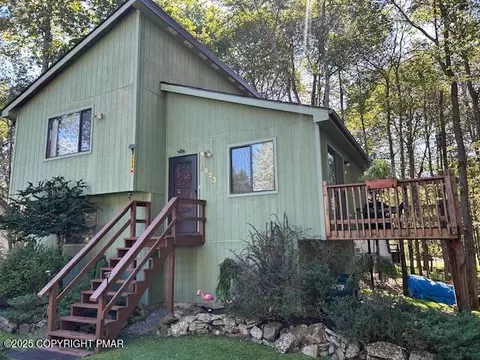 954 Country Place Dr, Tobyhanna, PA 18466