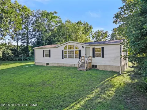 230 J Wilson Dr, Delaware Water Gap, PA 18327