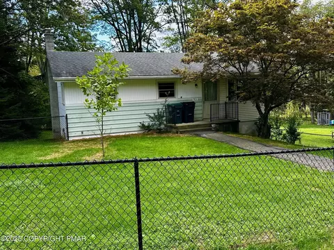 93 Center Ave, Mount Pocono, PA 18344