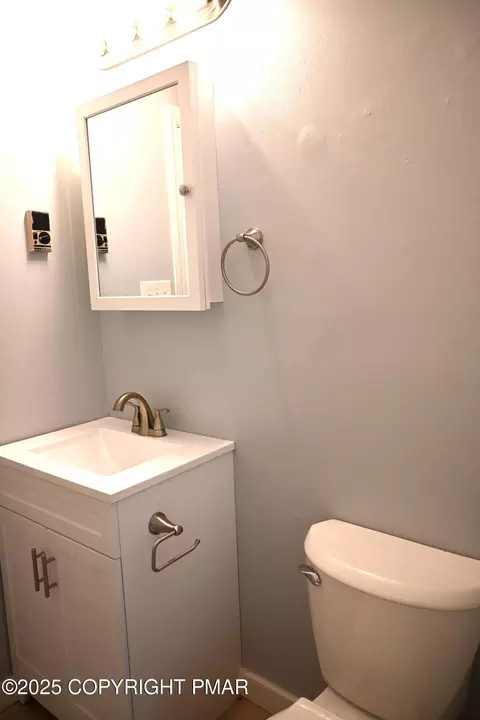 Bath - 2167 Bushkill Cir, Bushkill, PA 18324 photo 2 of 2