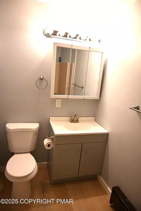 Bath - 2167 Bushkill Cir, Bushkill, PA 18324 photo 1 of 2