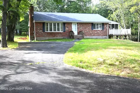 2167 Bushkill Cir, Bushkill, PA 18324