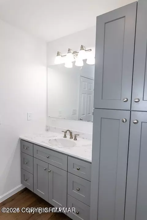 Bath - 226 Apache Dr, Effort, PA 18330 photo 1 of 6