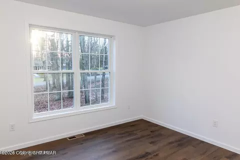 Bedroom - 226 Apache Dr, Effort, PA 18330 photo 5 of 11