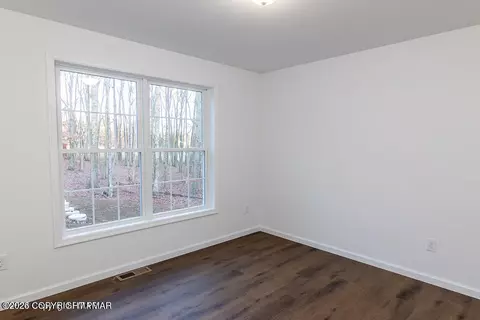 Bedroom - 226 Apache Dr, Effort, PA 18330 photo 9 of 11