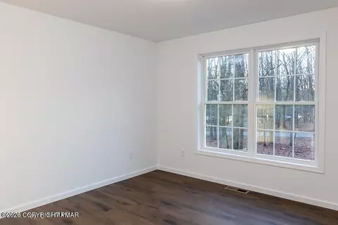 Bedroom - 226 Apache Dr, Effort, PA 18330 photo 6 of 11