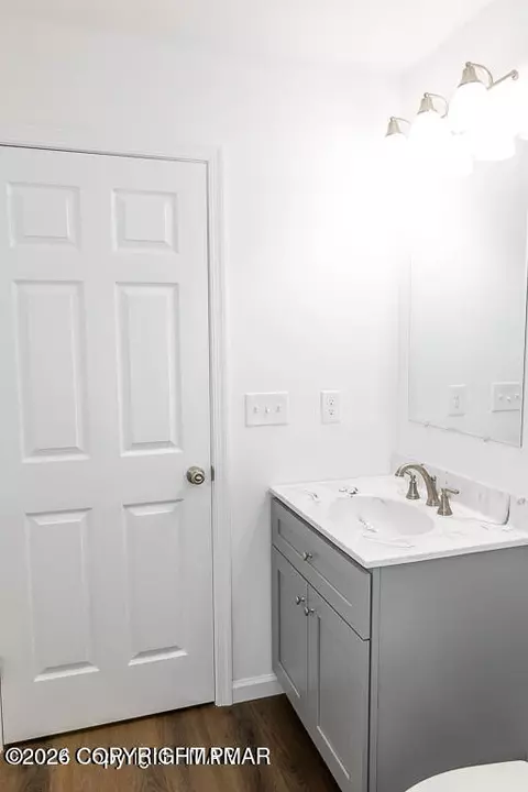 Bath - 226 Apache Dr, Effort, PA 18330 photo 6 of 6