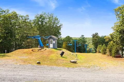 Exterior - 335 Saunders Dr, Bushkill, PA 18324 photo 23 of 24