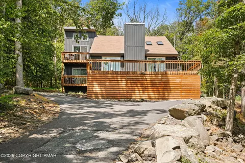 335 Saunders Dr, Bushkill, PA 18324