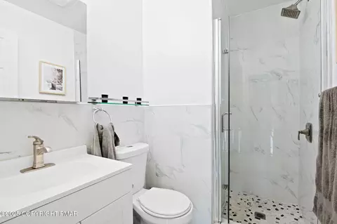 Bath - 335 Saunders Dr, Bushkill, PA 18324 photo 1 of 2