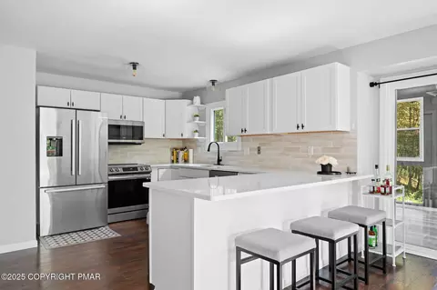 Kitchen - 335 Saunders Dr, Bushkill, PA 18324 photo 2 of 5