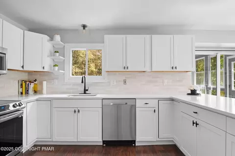 Kitchen - 335 Saunders Dr, Bushkill, PA 18324 photo 3 of 5