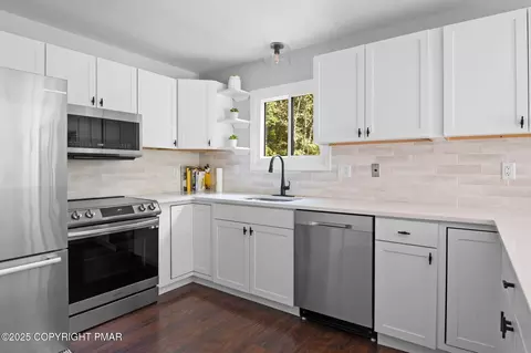 Kitchen - 335 Saunders Dr, Bushkill, PA 18324 photo 4 of 5