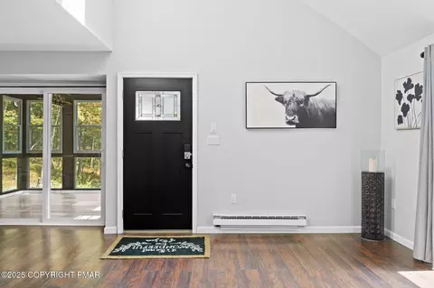 Entry Way - 335 Saunders Dr, Bushkill, PA 18324 photo 2 of 4
