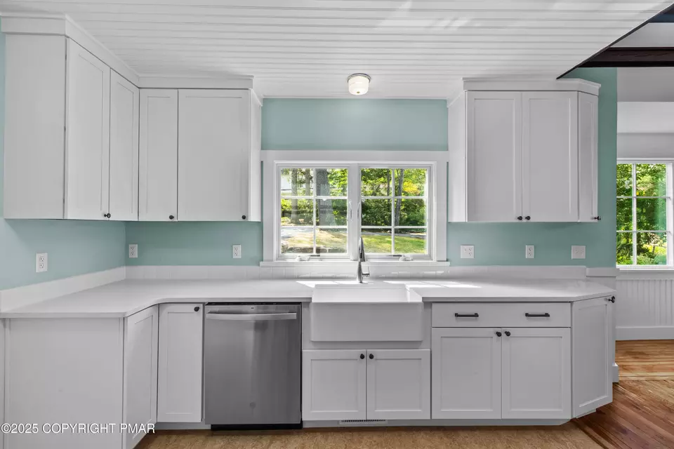 Kitchen - 136 Falls Dr, Buck Hill Falls, PA 18323 photo 4 of 5