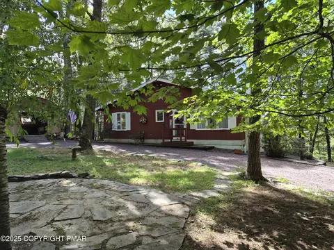 180 Sportsmen Dr, Cresco, PA 18326