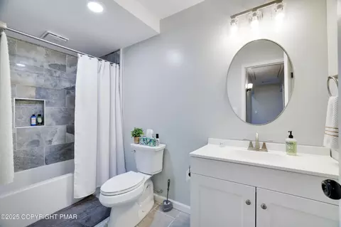 Bath - 6228 Decker Rd, Bushkill, PA 18324 photo 4 of 5