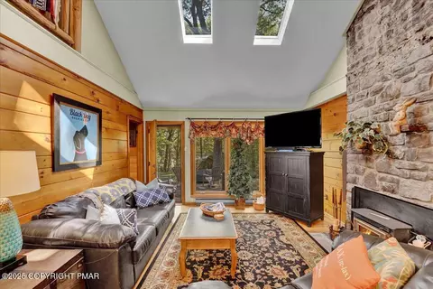 78 Crest Dr, Lake Harmony, PA 18624