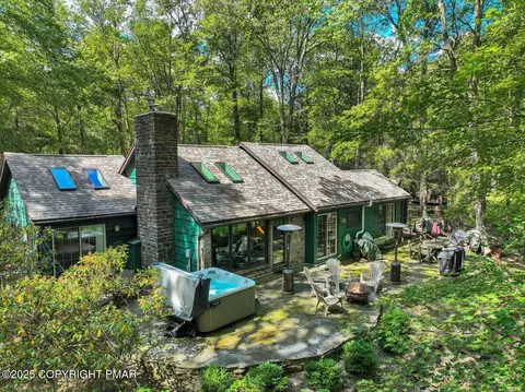 78 Crest Dr, Lake Harmony, PA 18624