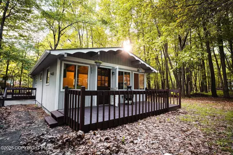 225 Sutton Pl, Pocono Summit, PA 18346