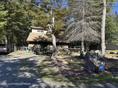 7272 Long Pine Dr, Tobyhanna, PA 18466