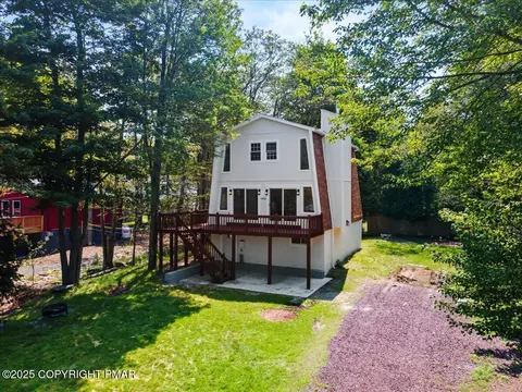 1454 Waterfront Dr, Tobyhanna, PA 18466