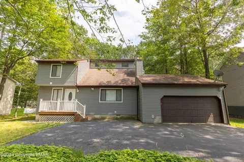 8143 Mayfair Rd, Tobyhanna, PA 18466