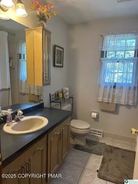 Bath - 216 Blaine St, Bangor, PA 18013 photo 3 of 3