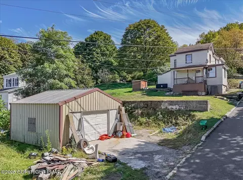 45 W Vernon St, Summit Hill, PA 18250