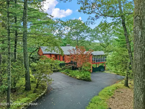 122 Treetop Trl, Buck Hill Falls, PA 18323