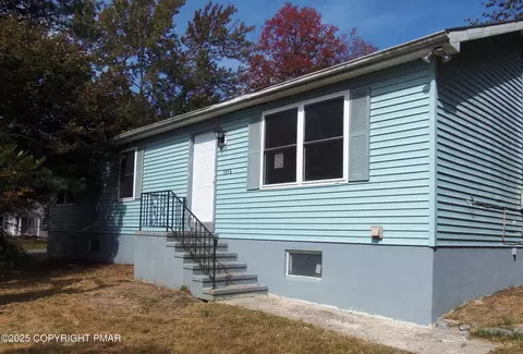 5358 Lockwood Dr, Tobyhanna, PA 18466