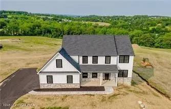 936 Emerald Valley Ln, Bangor, PA 18013