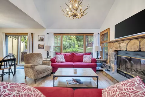145 Pine Ct, Tannersville, PA 18372