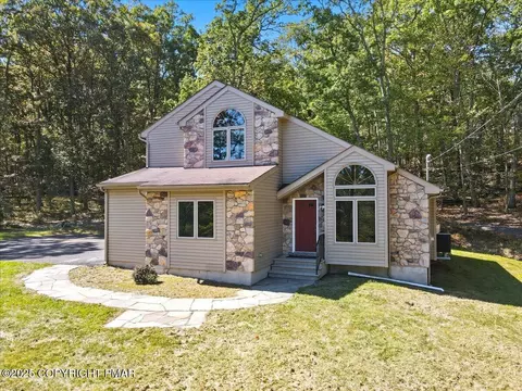 121 Sterling Cir, Bushkill, PA 18324