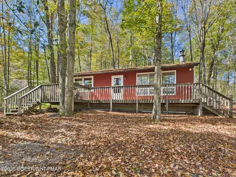 1120 Arrowhead Dr, Pocono Lake, PA 18347